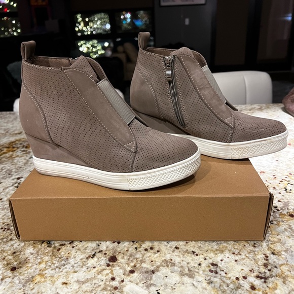 Fun sneaker booties - light brown 7.5. Worn a handful of times. Good condition - Picture 6 of 7